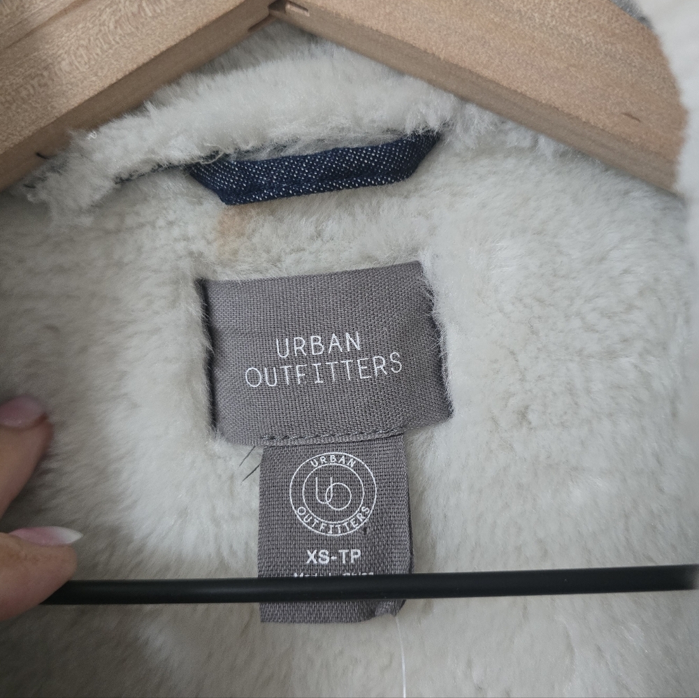 Urban Outfitters Roselyn Faux Shearling Denim Jacket New Size XS - Picture 9 of 11